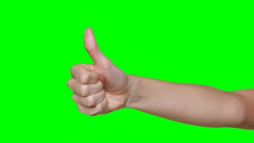 Hand der Frau zeigt Daumen hoch