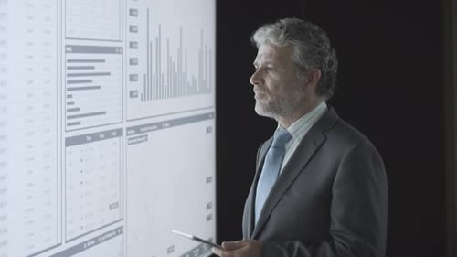 Nachdenkliche professionelle Anleger denken über Charts nach