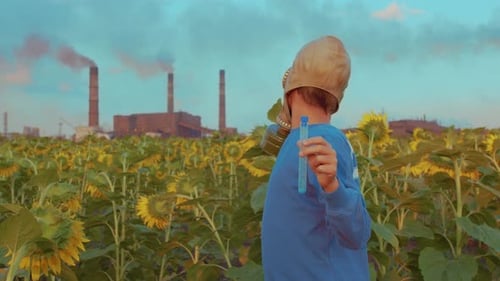 Junge in Gasmaske, im Hintergrund das Industrierohr, Nahaufnahme. Konzept der Umweltverschmutzung.