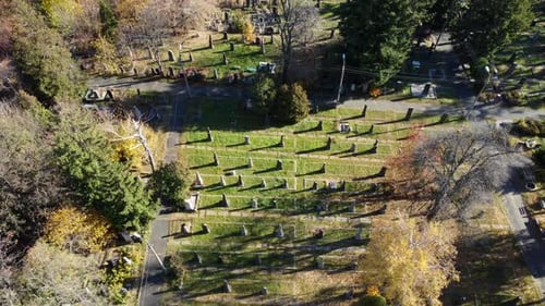 Survol Drone d'un vieux cimetière avec des pierres tombales, des pierres tombales et des flèches