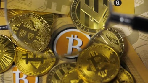 La loupe passe au-dessus du Bitcoin et des Litecoins