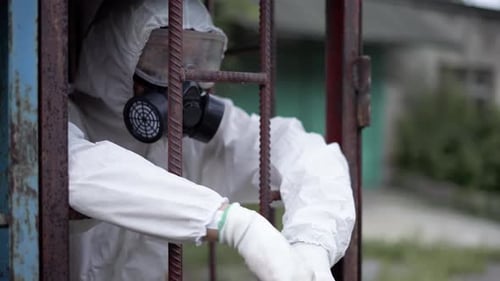 Hombre con traje de protección de pie en una construcción metálica de un edificio