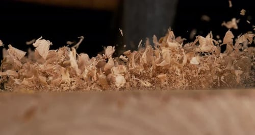 Holzspäne fallen auf ein Brett, Zeitlupe 4K