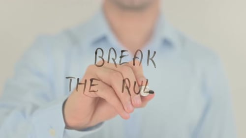 Brechen Sie die Regeln, Mann schreibt auf transparentem Bildschirm