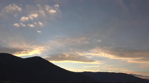 Wolken am Himmel vor Sonnenuntergang
