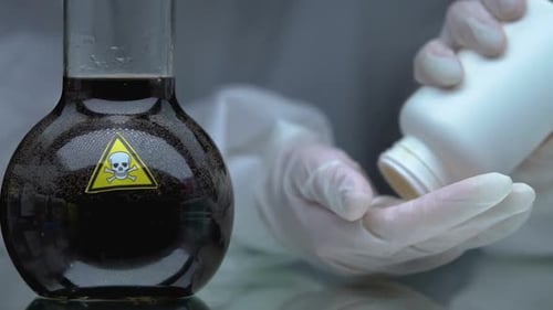 Scientifique montrant des pilules d'antidote près du flacon avec du liquide toxique, médicament
