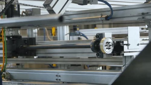 Kamera zeigt moderne automatische leistungsstarke Maschine, die schnell arbeitet
