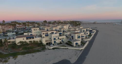 Apartments direkt am Strand bei Sonnenuntergang