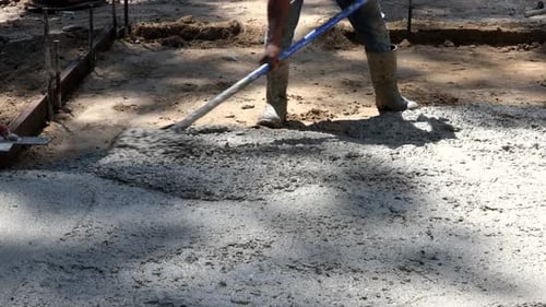 Arbeiter Bauarbeiter bei der Formung von Fundamentbetonwerken mit Mischer