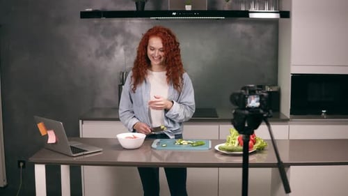 Una joven vestida de manera casual dirige un blog culinario y graba un Vídeo en el Bar de Grey Kitchen
