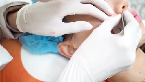Jeune femme asiatique se faisant enlever les boutons et l'acné par une esthéticienne dans une clinique de beauté