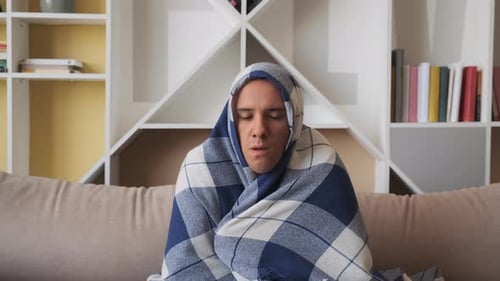 Homme gelé se sentant froid à la maison, homme malade