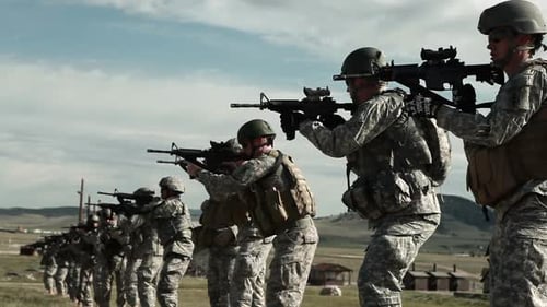 Soldats pratiquant des mouvements de tir lors d'un entraînement aux