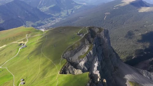 Horizon vert luxuriant sans fin qui rencontre le ciel Vue aérienne de la montagne Seceda