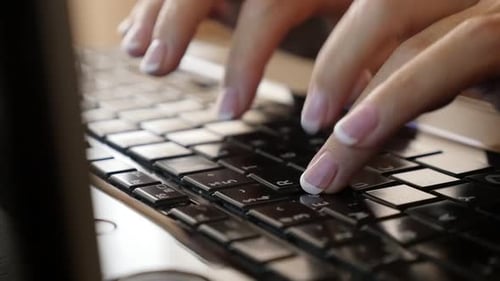 Moderne Geschäftsfrau tippt in Zeitlupe auf schwarzen Laptop-Tasten 1920X1080 FullHD kippbares Filmmaterial -