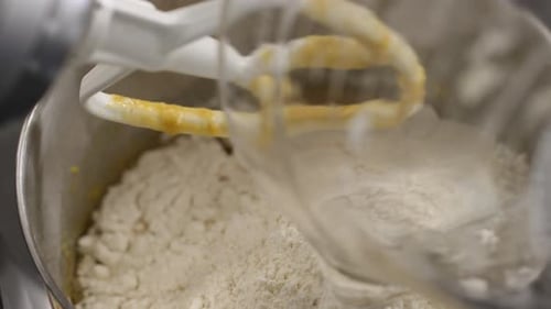 Mezclar ingredientes con una batidora eléctrica
