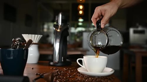 The barista makes hot drip coffee and is ready to serve in the morning.