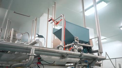 Automatischer Nudelbehälter bewegt sich, um frischen Teig in den Mixer zu werfen