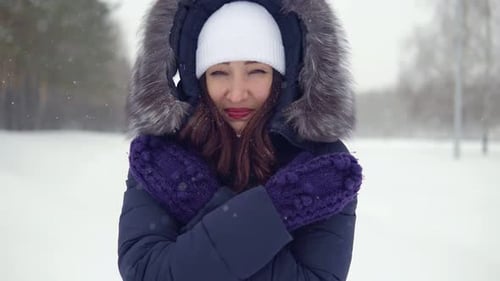 Hübsches Mädchen mit weißem Hut Frozen für einen Spaziergang im Winter