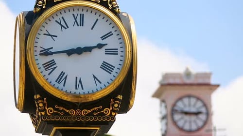 Uhren im Retro-Stil schmücken den alten Park und den zentralen Stadtplatz, messen die Zeit