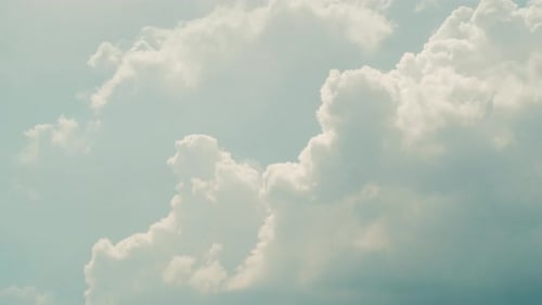 Ciel clair après de grands nuages blancs. Nuages mouvants à l'horizon en été, ciel bleu clair et ensoleillé