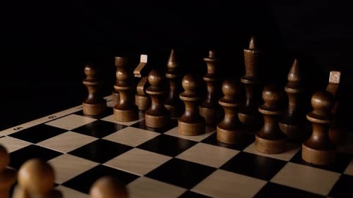 Nahaufnahme von Schach auf schwarzem Hintergrund