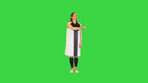 Cyber Girl está operando monitores virtuales en una llave de croma de pantalla verde