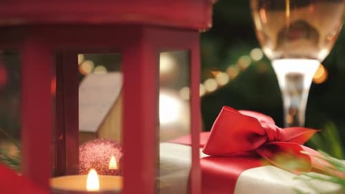 Weihnachts- und Neujahrsgeschenk unter dem Weihnachtsbaum