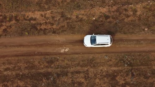 Viaje em uma longa estrada reta pela estepe