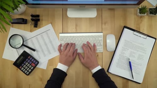 Geschäftsmann arbeitet am Computer und signiert Dokument Flat Lay