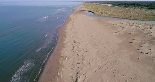Vogelperspektive auf einen unberührten Sandstrand an der Adria