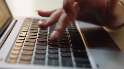 Schreibfrist Laptop Arbeitsfrist weiblich freiberuflich