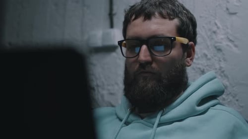 IT-Mitarbeiter in einem Laptop während des Krieges