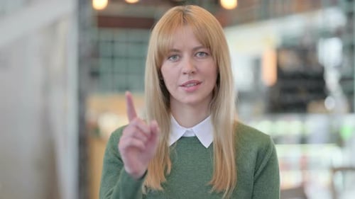 Porträt einer jungen Frau, die kein Zeichen mit dem Finger zeigt