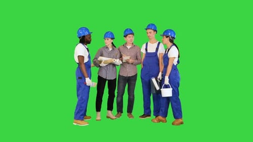 Teamwork und People Concept Group Bauarbeiter sprechen auf einem Greenscreen-Chroma-Key
