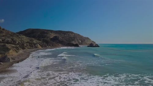 Vista aérea desde arriba Las olas rompen en la playa