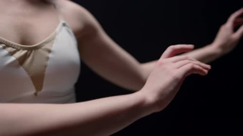 Brazos de bailarina haciendo movimientos suaves