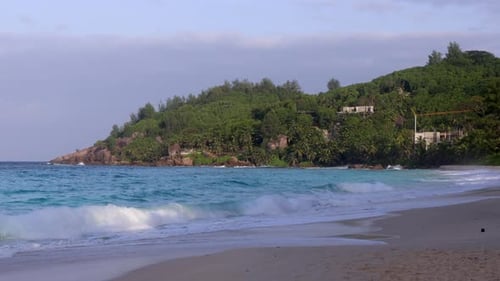 Wilder leerer Strand