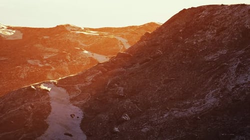 Paisaje montañoso de invierno al atardecer