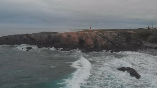 Über den Hügel mit Leuchtturm