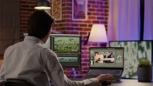 Artista multimedia que edita el montaje de vídeo con efectos visuales y de sonido