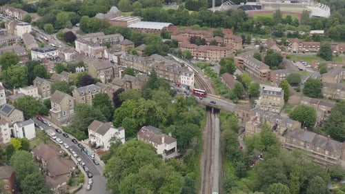 El
tren terrestre llega a la estación de tren. Londres, cruce de transporte de Crystal Palace