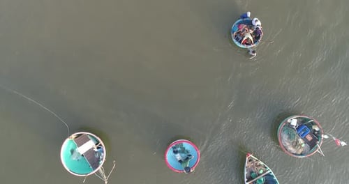 Ansicht von oben, Luftaufnahme des Fischerhafens von der Drohne aus. Stadt Phan Thiet, Vietnam