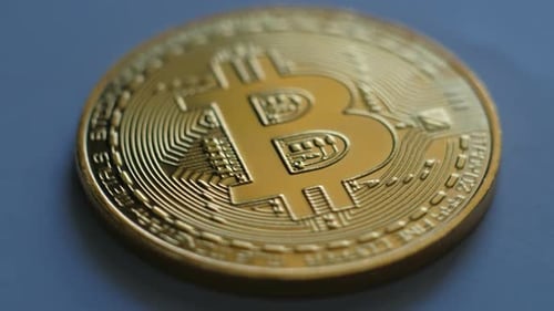 Goldener Bitcoin dreht sich um 360 Grad