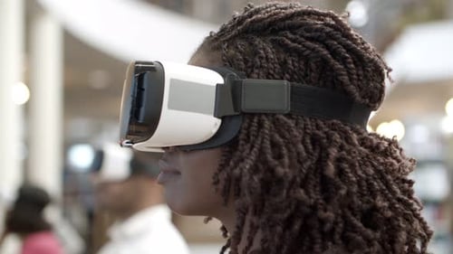 Nahaufnahme einer Frau mit Virtual-Reality-Brille