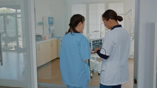 El equipo de ortodoncia habla sobre el cuidado de los dientes con la radiografía