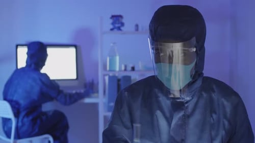 Porträt eines afrikanischen Chemikers mit Reagenzglas