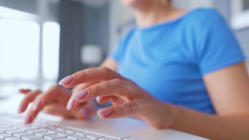 Frau tippt auf einer Computertastatur. Konzept der Remote-Arbeit.