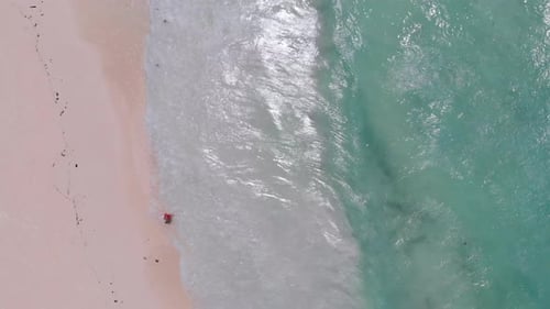 Tropischer Strand, von oben nach unten Luftaufnahme von Gezeiten, Wellen brechen an exotischer weißer Küste