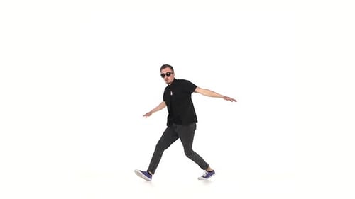 Danseuse de style moderne dansant Brake-dance, sur fond blanc, au Ralenti